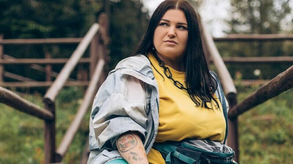 alyona alyona: Хоча ноги і піся у мене блищать без волосся, зате живіт трохи стирчить і не дає вам це побачити