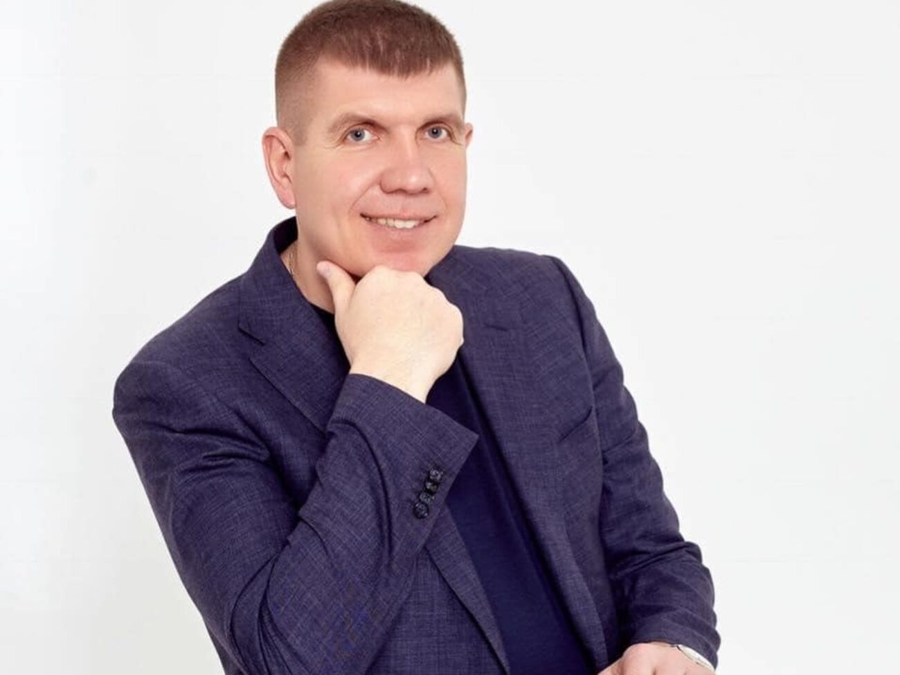 На видео Гунько, его доверенное лицо и заявитель, который снимает на скрытую камеру, ведут переговоры о пользовании государственными землями