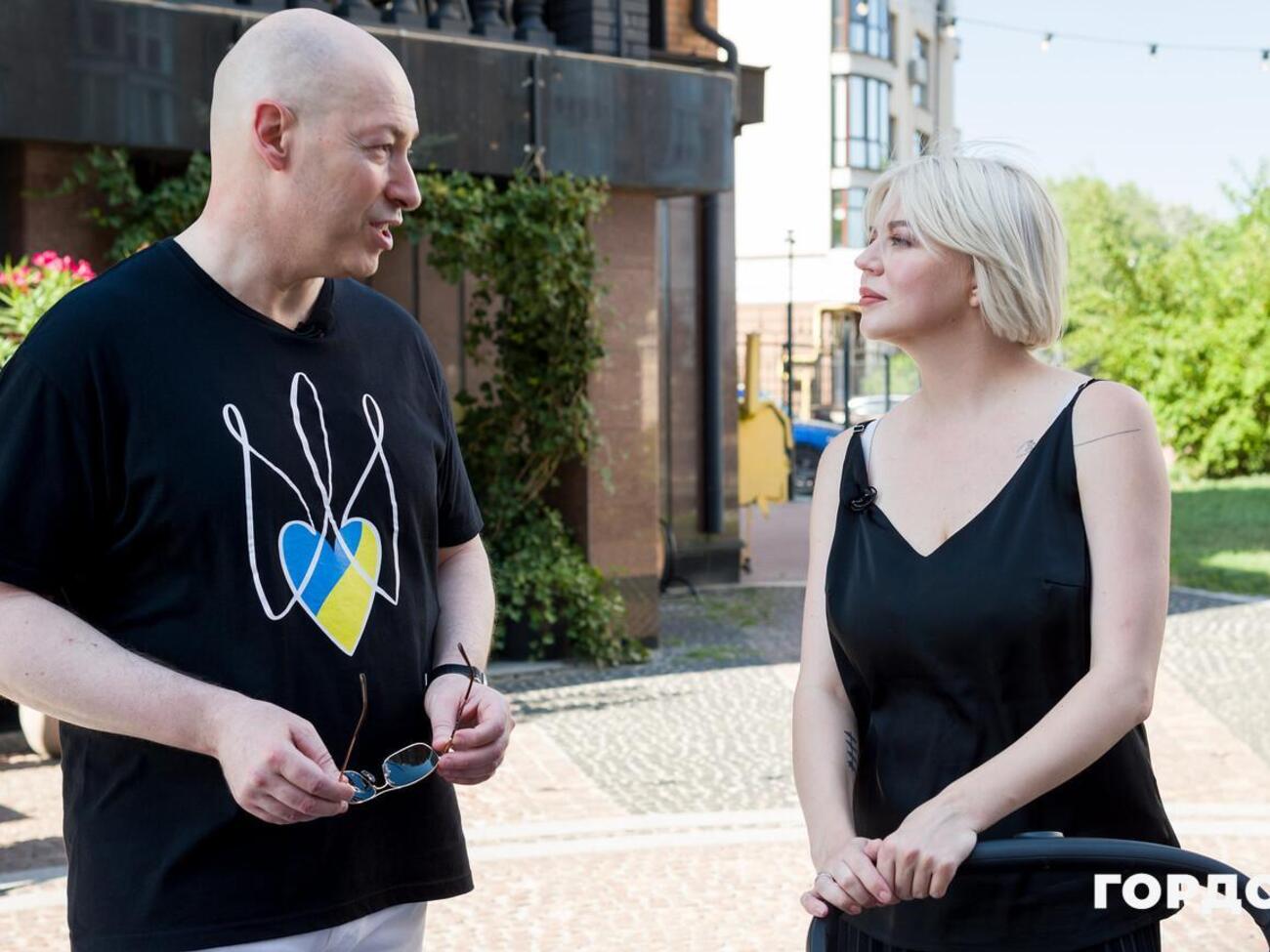 Жижченко рассказала Гордону, что любовь к музыке у нее, вероятно, от дедушки, который играл на многих инструментах