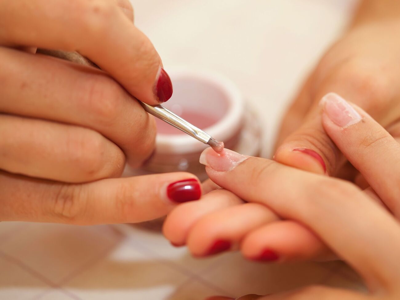 Для основы мастер выбрала светлый лак