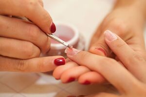 Для основы мастер выбрала светлый лак