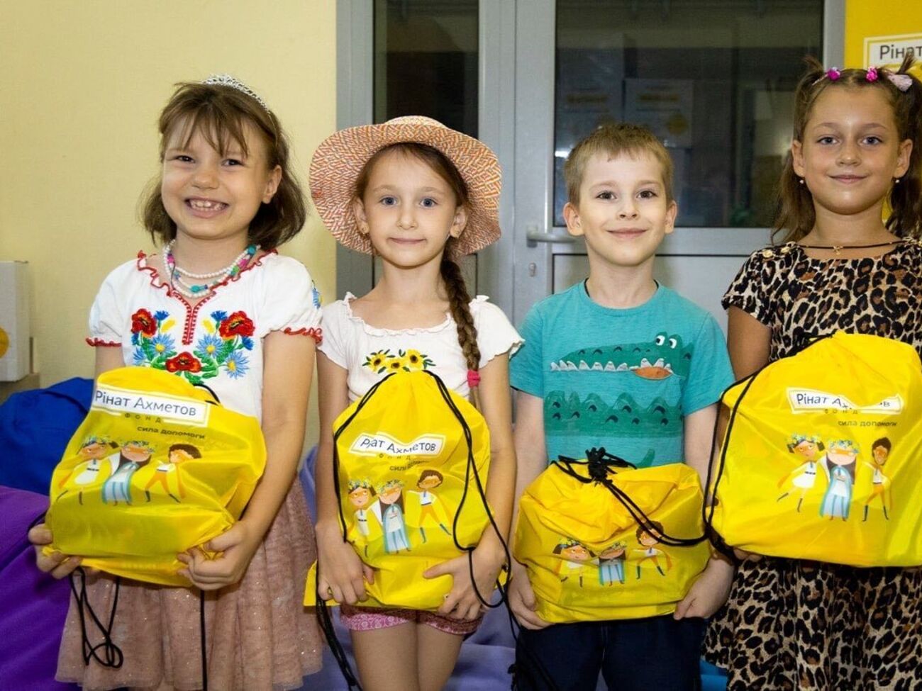 В каждом наборе есть тетради, дневник, канцелярские принадлежности, краски