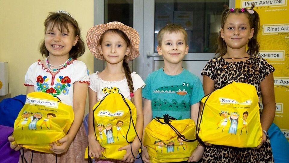 В каждом наборе есть тетради, дневник, канцелярские принадлежности, краски