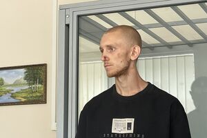 По словам Заволоки, он борется с тем, что власти "берут с войны пострадавших парней" и "ставят их патрулировать улицы и вручать повестки людям"