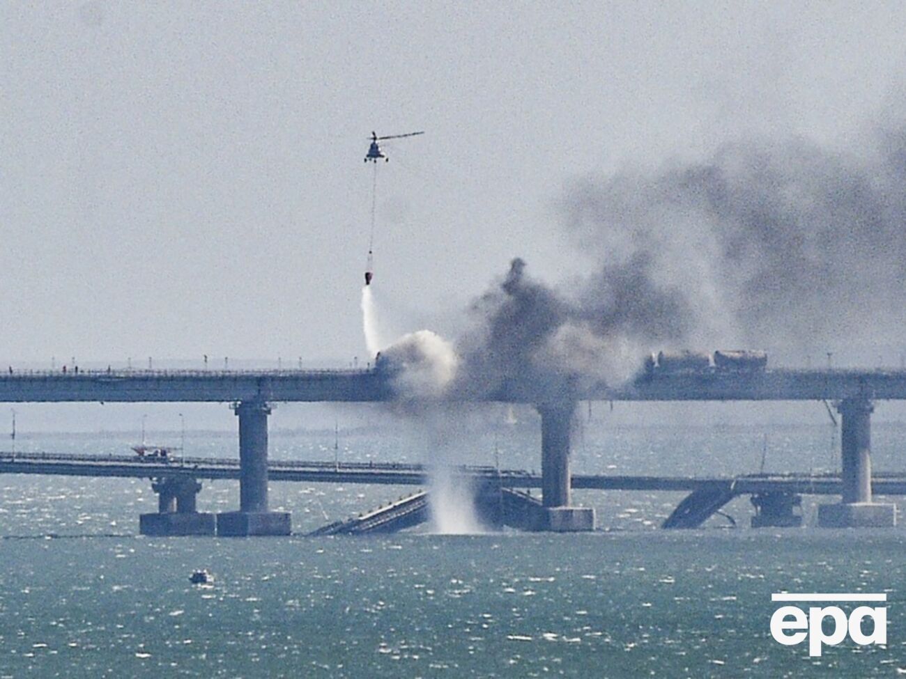 Несмотря на усиленные меры безопасности оккупантов, Украина уже дважды результативно атаковала Крымский мост