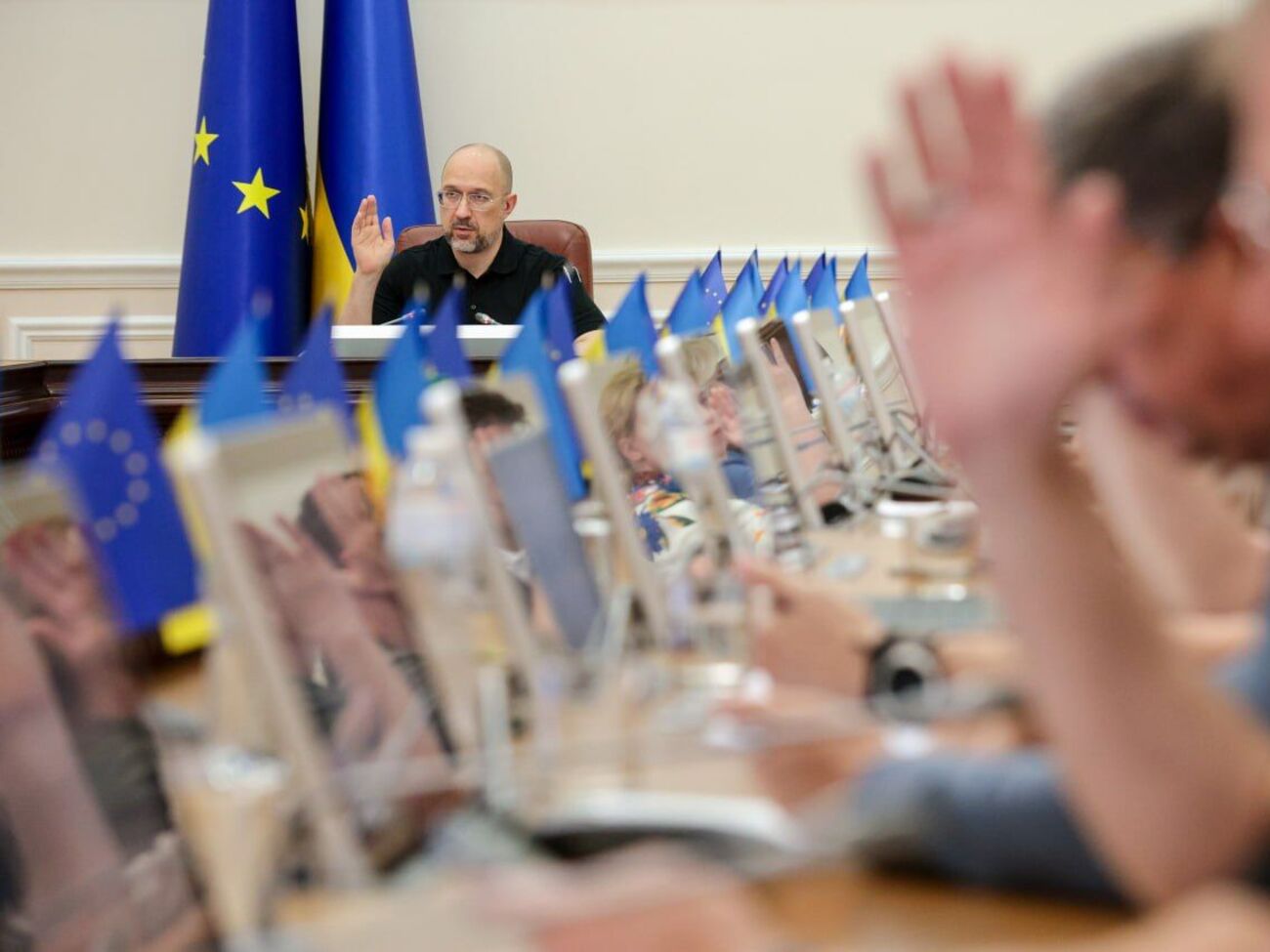 Кабмін затвердив типову освітню програму для українських дітей за кордоном, наголосив Шмигаль