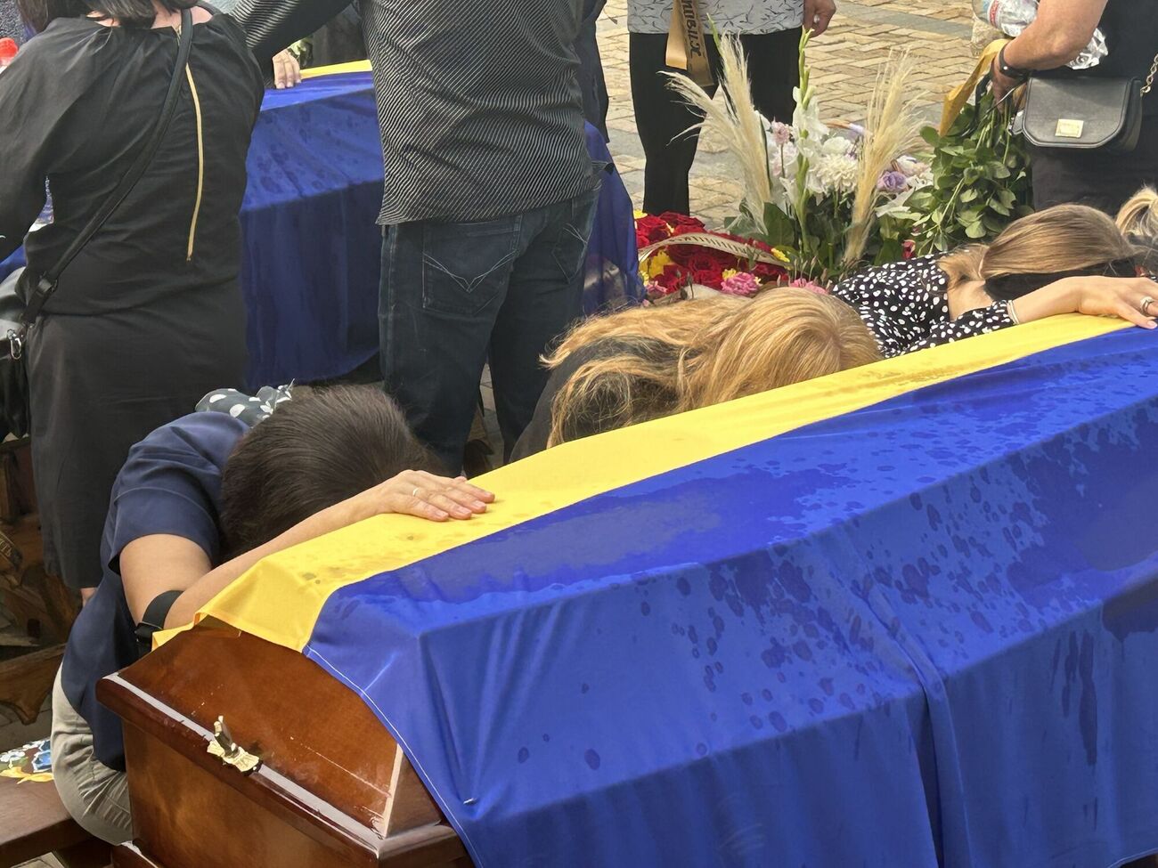 На панихиду в храме ПЦУ в селе Горбановка пришли родные, знакомые и побратимы погибших, гробы накрыли украинскими флагами, отметили СМИ