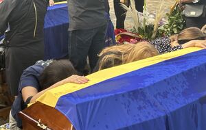 На панихиду в храме ПЦУ в селе Горбановка пришли родные, знакомые и побратимы погибших, гробы накрыли украинскими флагами, отметили СМИ