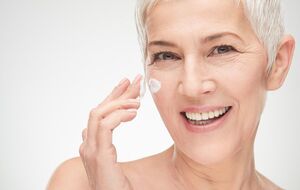 Маску необходимо нанести на 20 минут, а затем смыть теплой водой