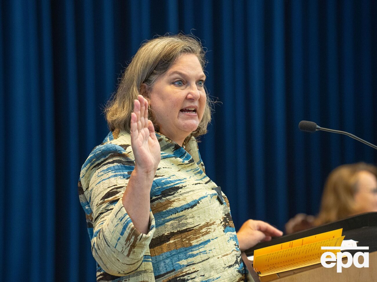 Контрнаступление Украины в войне против России "идет километр за километром", отметила Нуланд