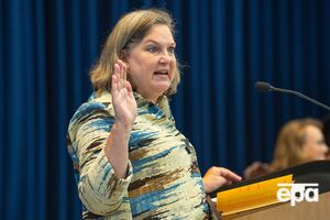 Контрнаступление Украины в войне против России "идет километр за километром", отметила Нуланд