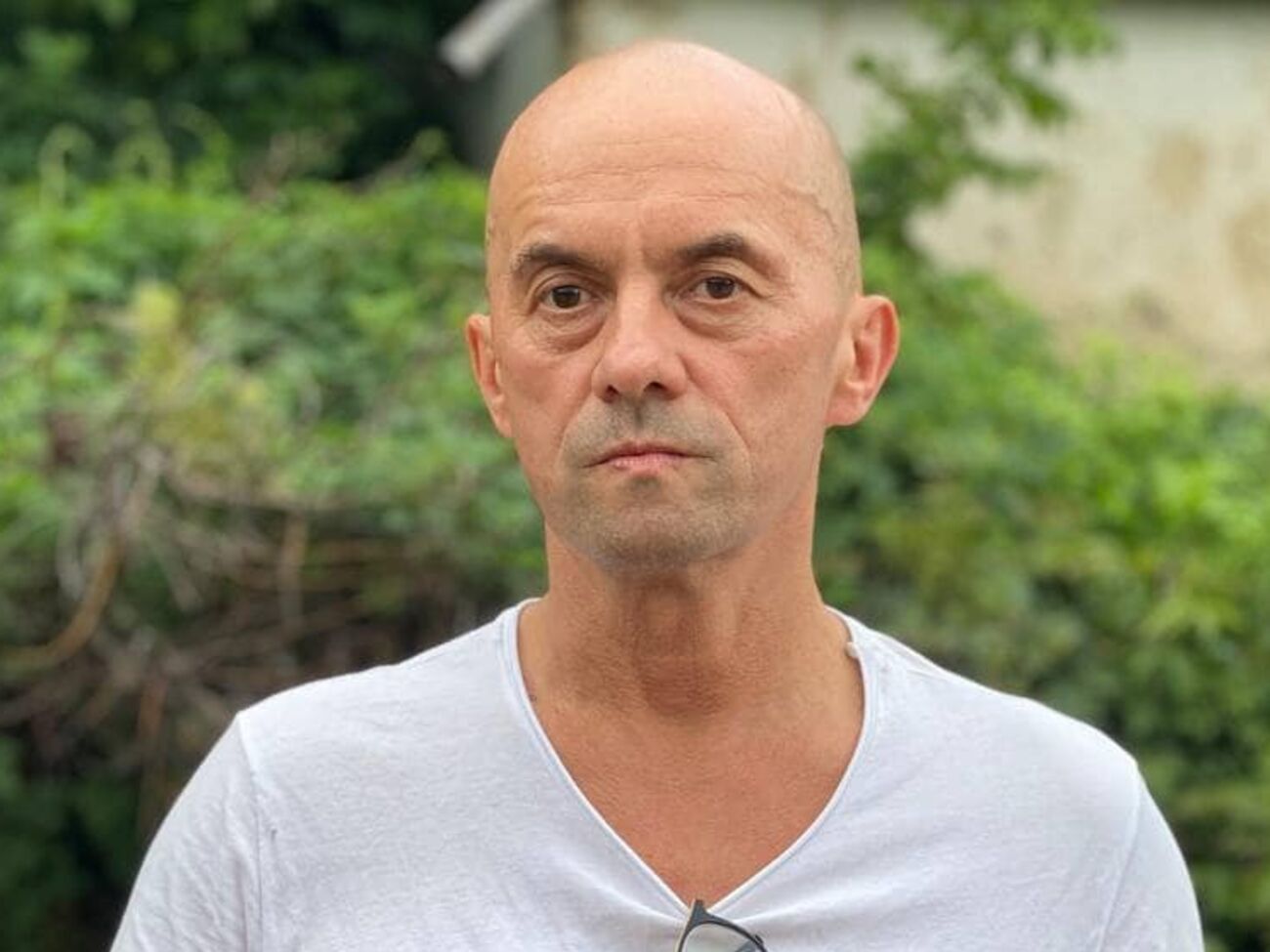 Посреди войны в селе делают дорогу. "А можно я возьму ведро асфальта?" – "Можно". – "А тележку?" – "Берите, чтобы не видел никто"