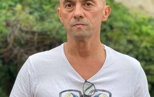 Посреди войны в селе делают дорогу. "А можно я возьму ведро асфальта?" – "Можно". – "А тележку?" – "Берите, чтобы не видел никто"