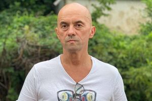 Посреди войны в селе делают дорогу. "А можно я возьму ведро асфальта?" – "Можно". – "А тележку?" – "Берите, чтобы не видел никто"