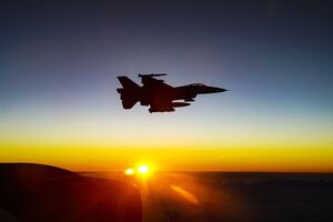 Направленная на обучение в США на F-16 группа насчитывает менее 10 украинских пилотов, достаточно владеющих английским языком, отметили СМИ