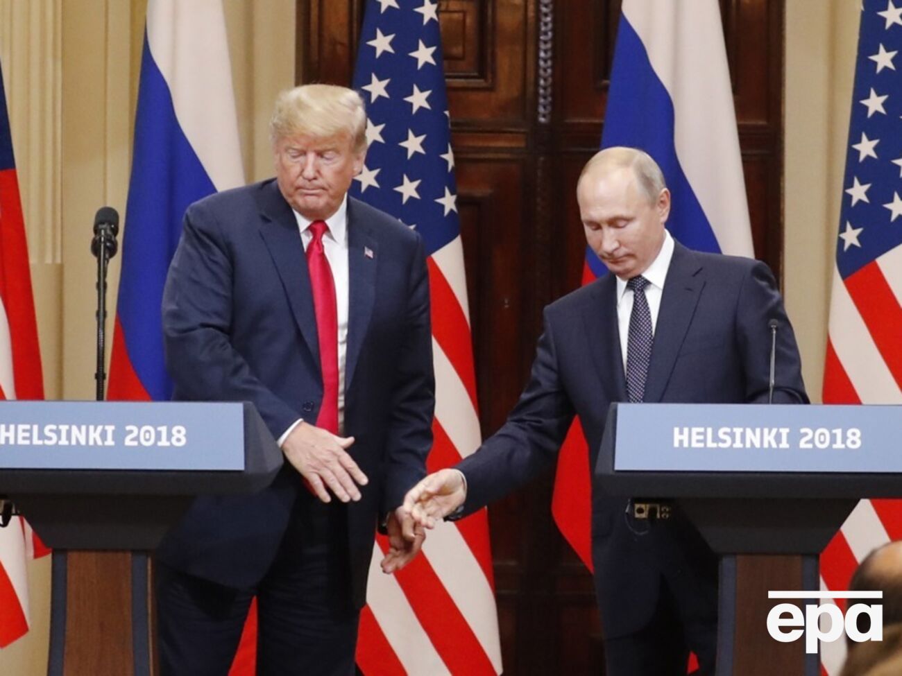 Трамп "никогда" не поддержит Путина (оба на фото), считает Зеленский