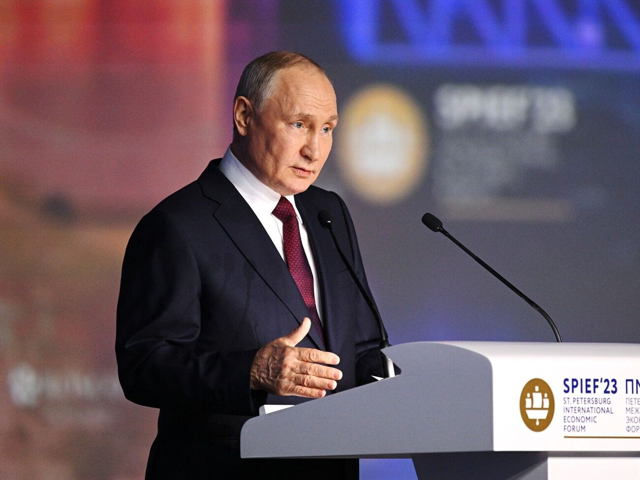 Власть Путина (на фото) в РФ была ослаблена мятежом вагнеровцев в июне, отметил Зеленский