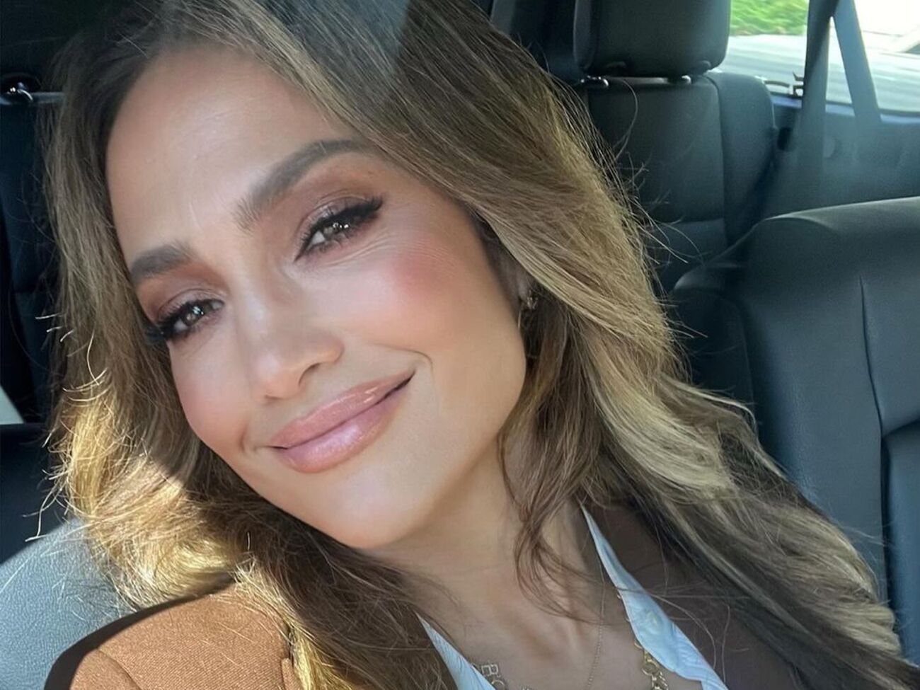 Лопес показала образ в пастельных тонах