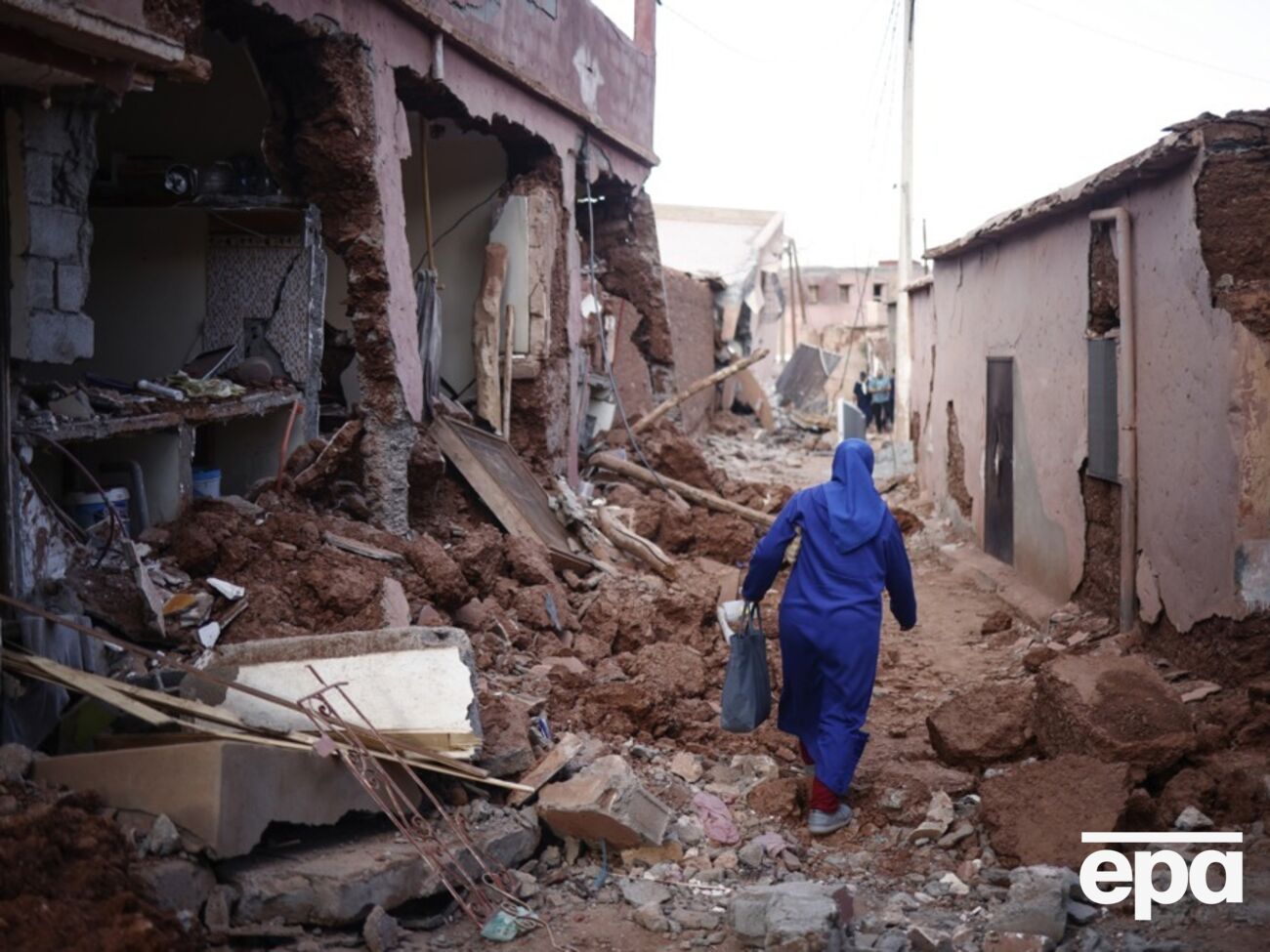 Многим людям, которым удалось уцелеть, третью ночь подряд пришлось ночевать на улице