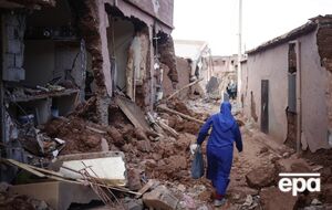 Многим людям, которым удалось уцелеть, третью ночь подряд пришлось ночевать на улице