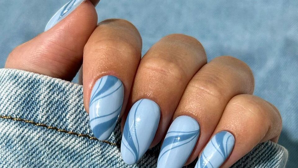 Мастер сделала акцент в виде плавных линий