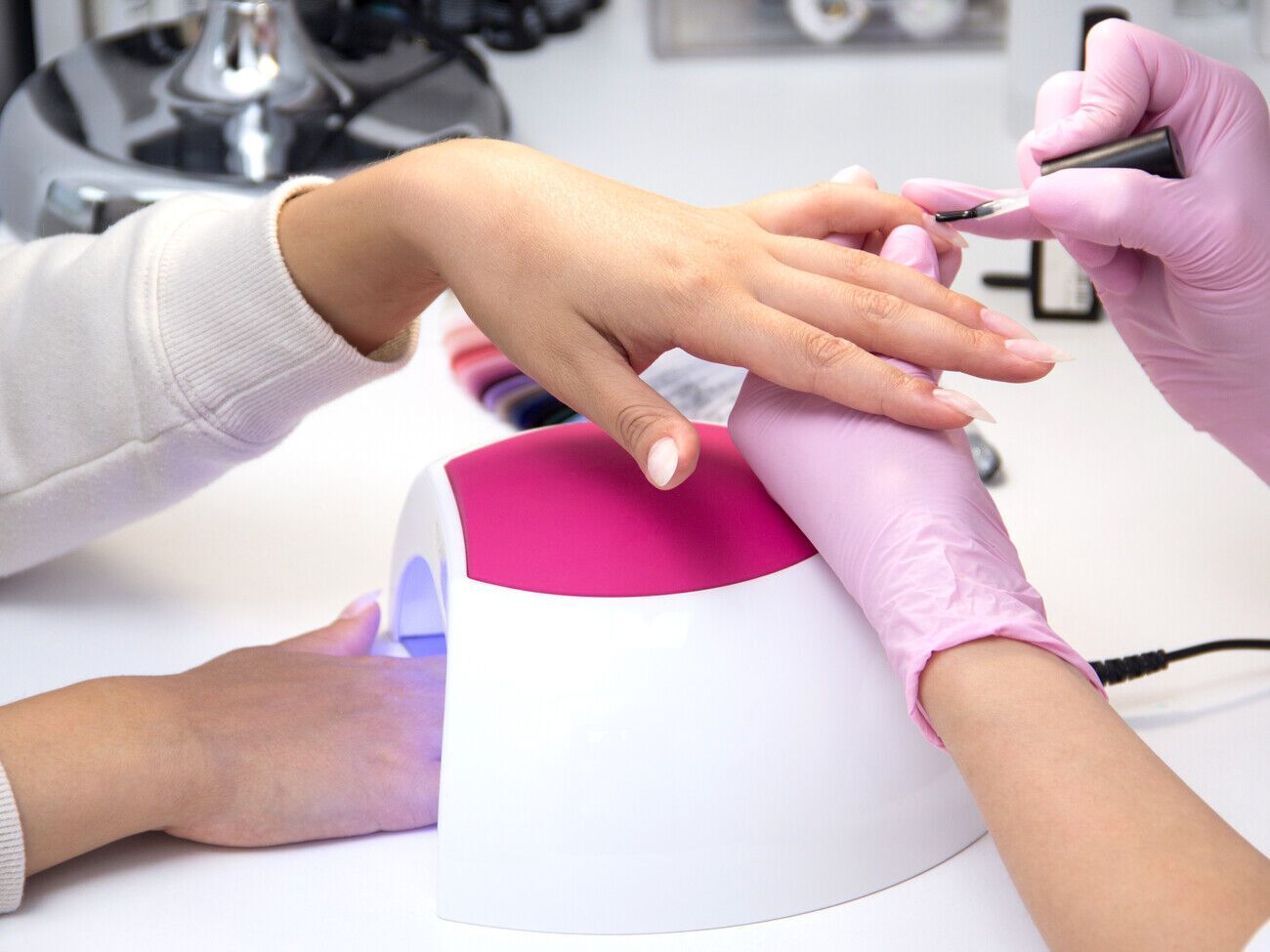 Бордовый оттенок имеет множество вариаций в дизайне от матового бордового маникюра до французского маникюра