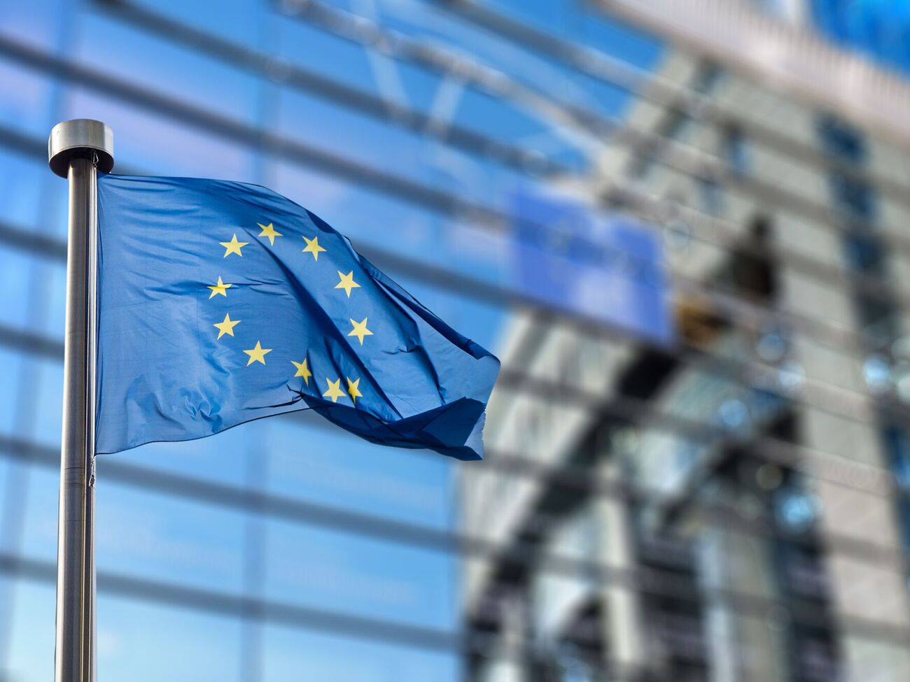 Если гражданин РФ въезжает на собственном автотранспорте, то по нормативам ЕС это сочтут нелегальным импортом