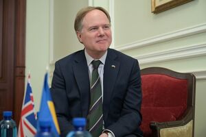 До назначения послом Харрис был директором департамента Восточной Европы и Центральной Азии в британском МИД
