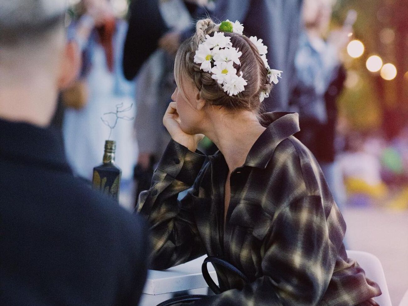 Никитюк украсила прическу цветами