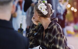 Никитюк украсила прическу цветами