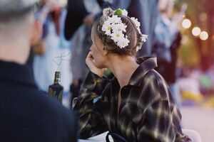 Никитюк украсила прическу цветами