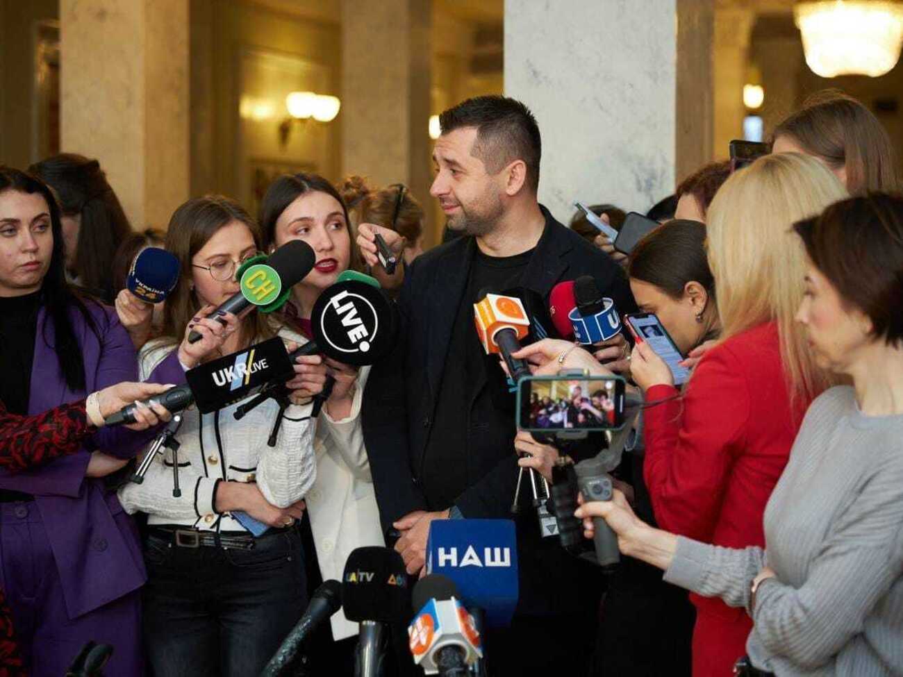 Арахамия считает, что раз "политикум" не поддерживает идею приравнять коррупцию к госизмене, то президент не должен отвечать за коррупцию на местах