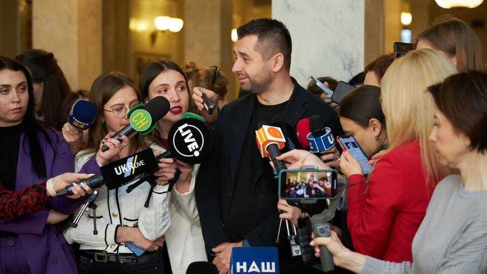 Арахамія вважає, що оскільки "політикум" не підтримує ідеї прирівняти корупцію до держзради, то президент не має відповідати за корупцію на місцях