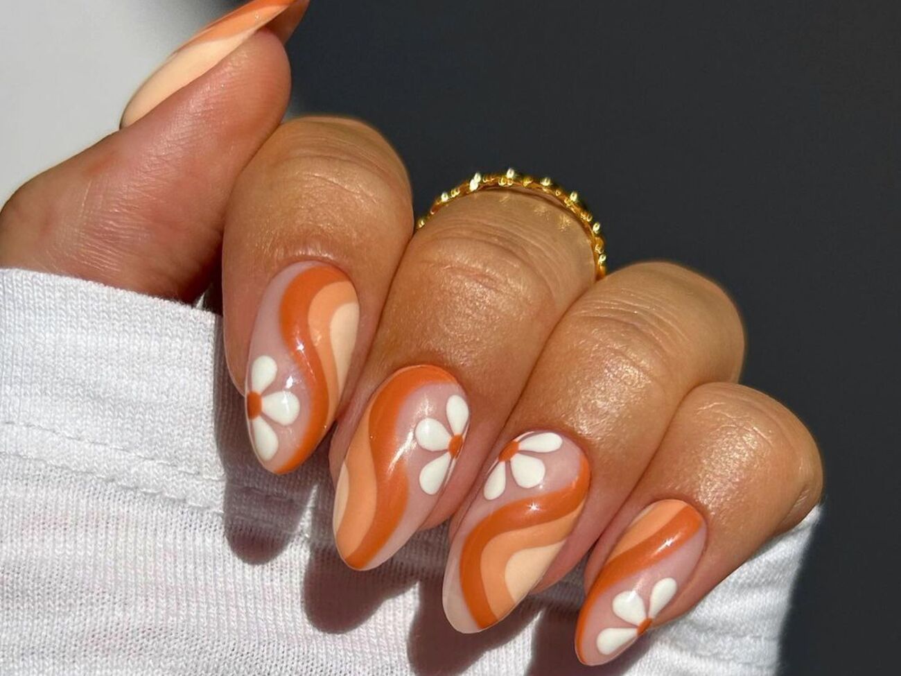 Маникюр выполнен в осенних тонах