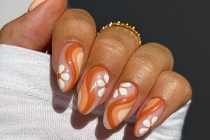 Маникюр выполнен в осенних тонах