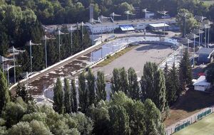 Директор спорткомплекса пояснял, что тендер на капитальный ремонт зданий и теннисных кортов отменили уже через два часа