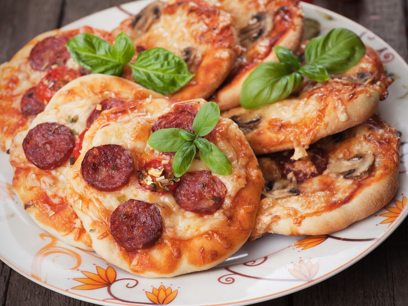 Пиццу выпекайте 15 минут при температуре 200 °С