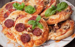 Пиццу выпекайте 15 минут при температуре 200 °С