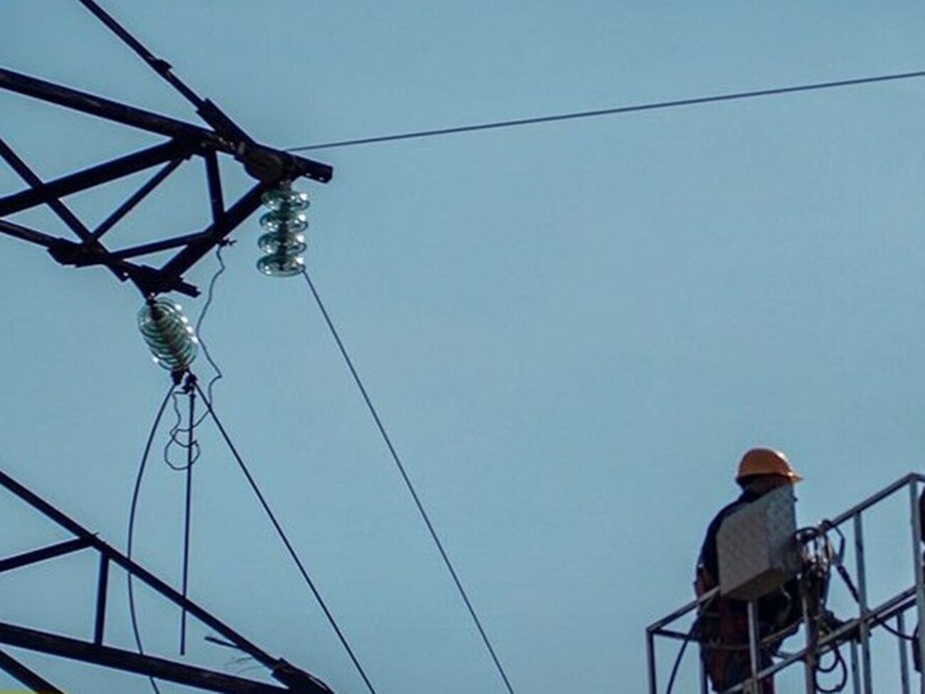 Енергетики розпочинають роботи відразу, щойно дістають дозвіл та доступ до місця пошкодження від ЗСУ та ДСНС, підкреслили у ДТЕК