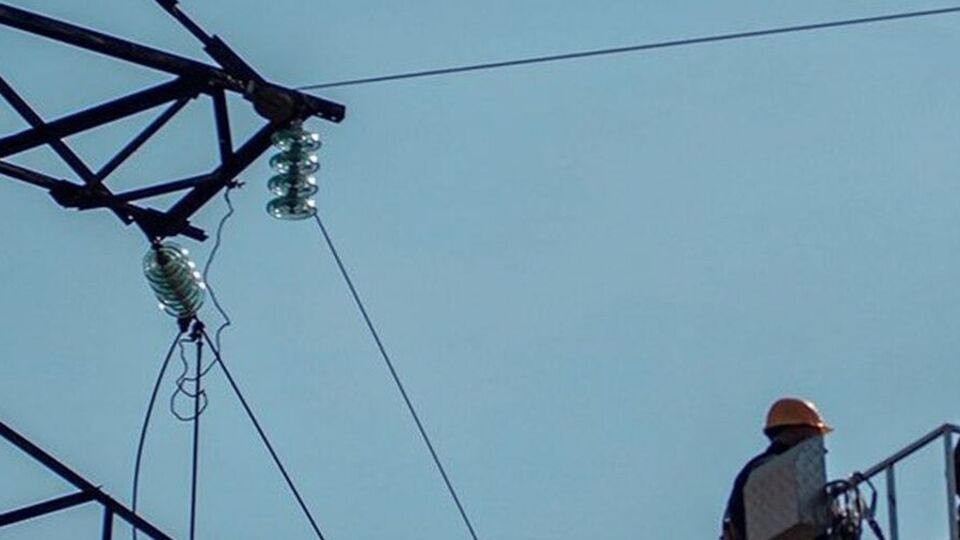 Енергетики розпочинають роботи відразу, щойно дістають дозвіл та доступ до місця пошкодження від ЗСУ та ДСНС, підкреслили у ДТЕК