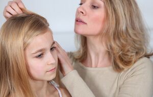 Педикулез сопровождается неприятным зудом головы, что может приводить к инфекции и даже мешать здоровому сну