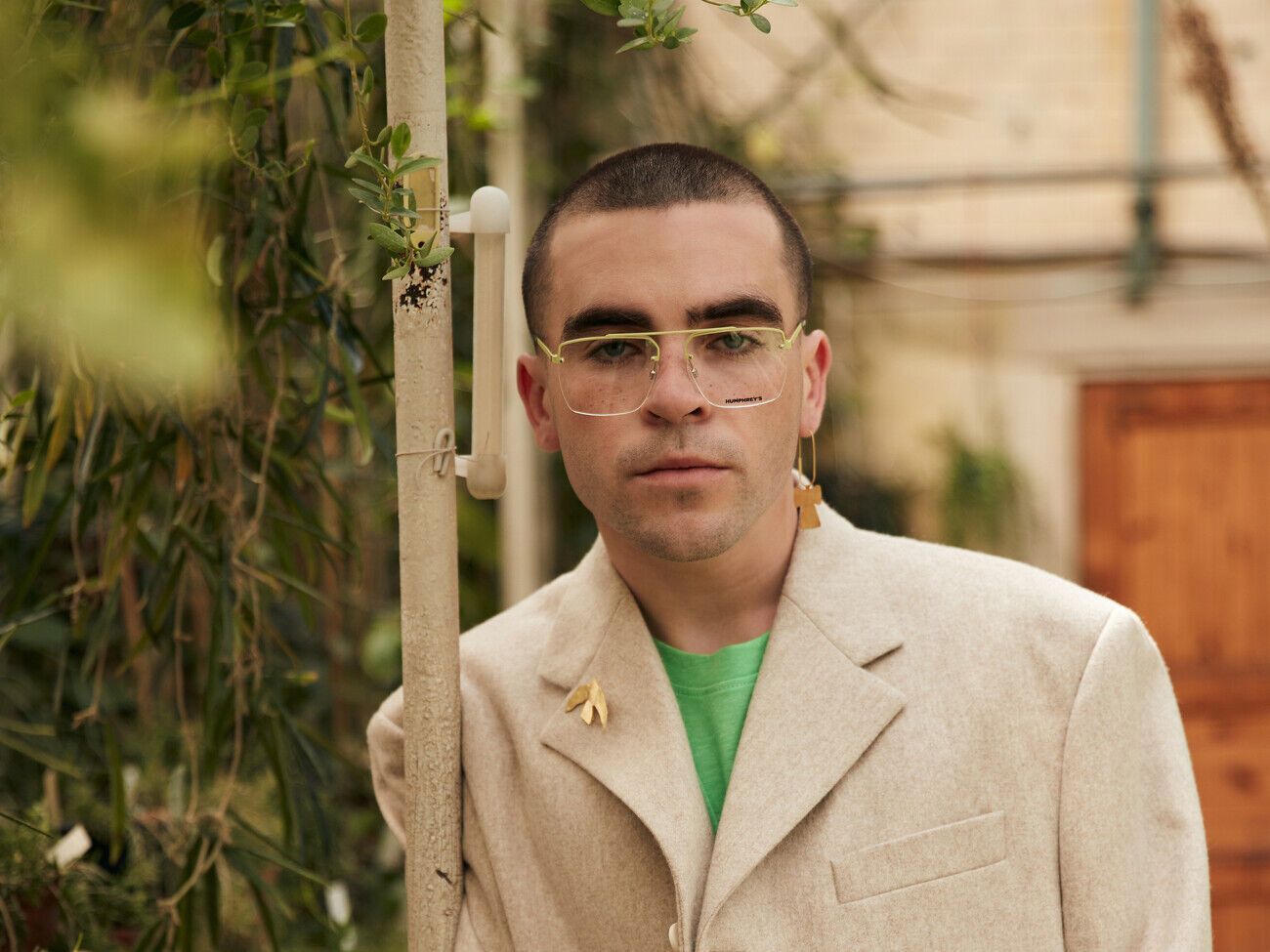 Нова пісня Anton Velboi є "проявом співчуття й розуміння людей, які були змушені покинути рідну домівку, і тих, хто залишилися, але не можуть себе віднайти"