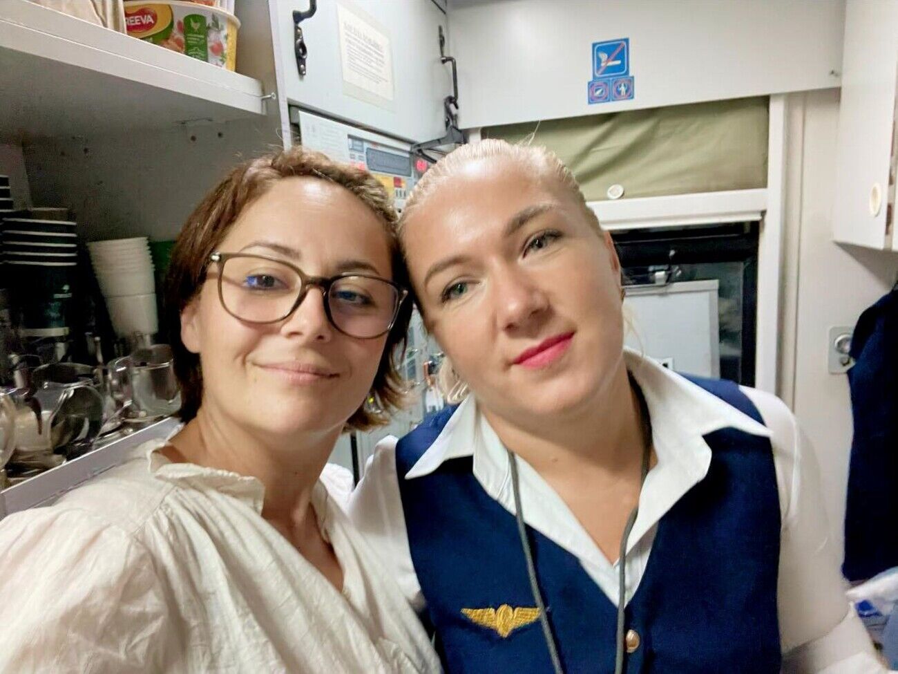 "Дед в военной форме сел, а девушка просит пересадить, воняет. А дед говорит – он Бахмутом воняет". Малахова рассказала историю проводницы