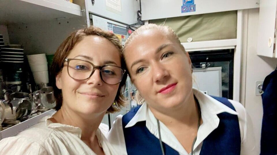 "Дід у військовій формі сів, а дівчина просить пересадити, воняє. А дід каже – він Бахмутом воняє". Малахова розповіла історію провідниці