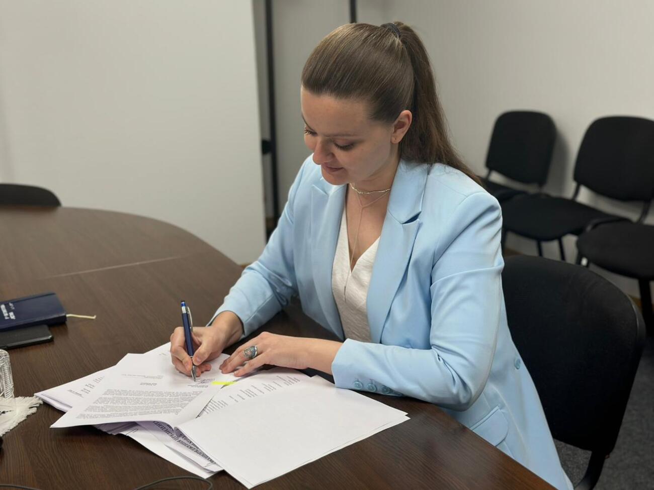 Зикова підписала документ для отримання гранту