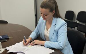 Зикова підписала документ для отримання гранту