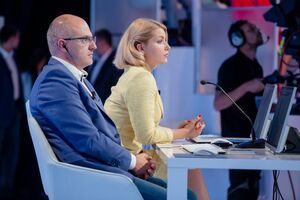 Во внутренней политике больше всего раздражает то, что она есть. Медиабитва Шурмы и Гетманцева была бы интересна, если бы не было войны