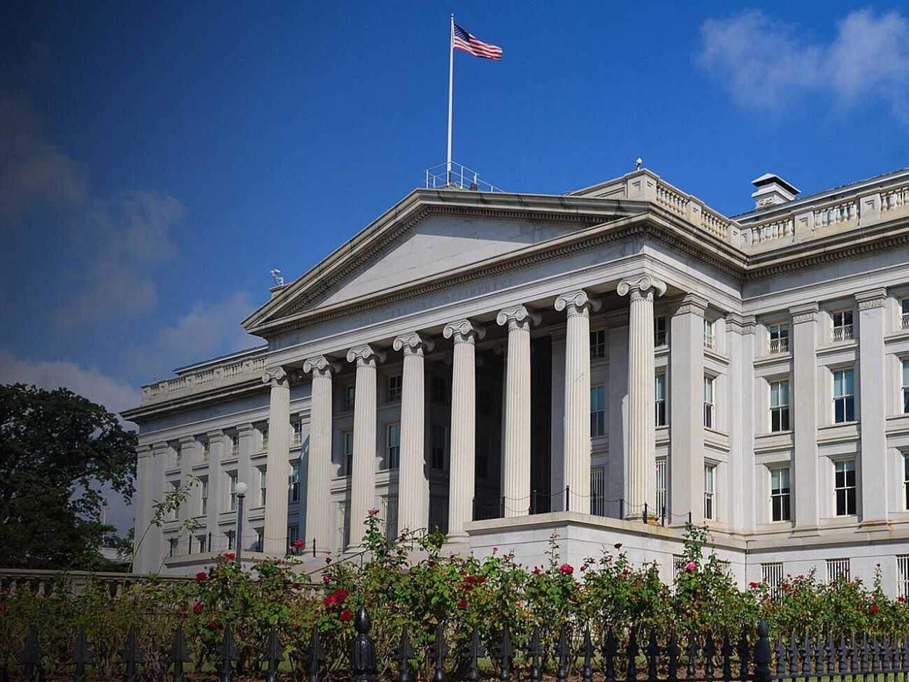 Ограничения наложены и на западные фирмы, которые помогают РФ обходить санкции