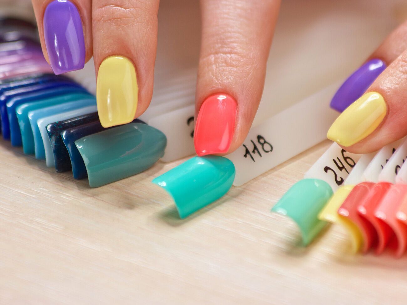 Оливковый маникюр подойдет для тех, кому "немного наскучили классические оттенки"