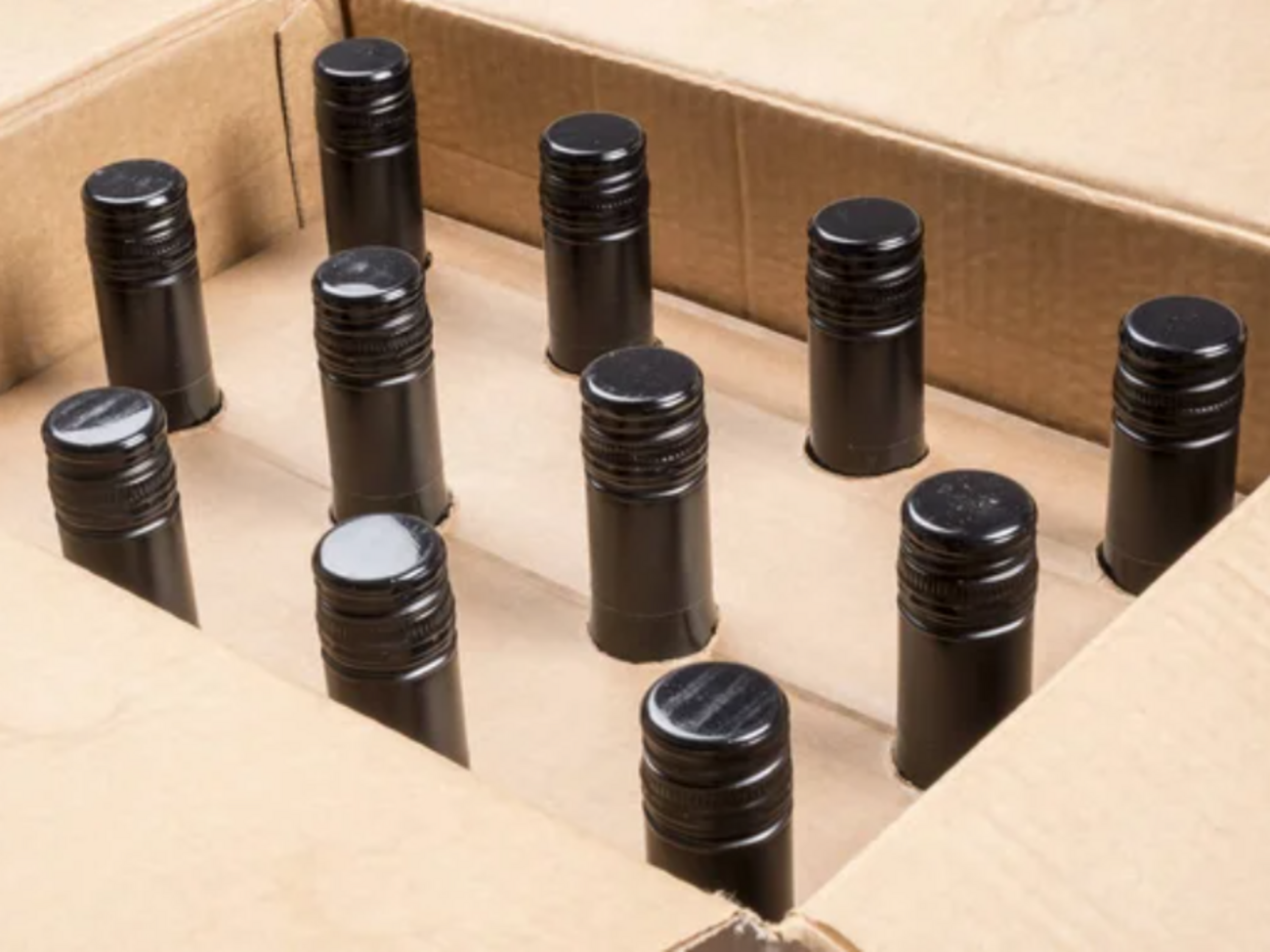 Алкоголь, міцніший за 8,5 градуса, в Україні тепер заборонено пересилати поштою